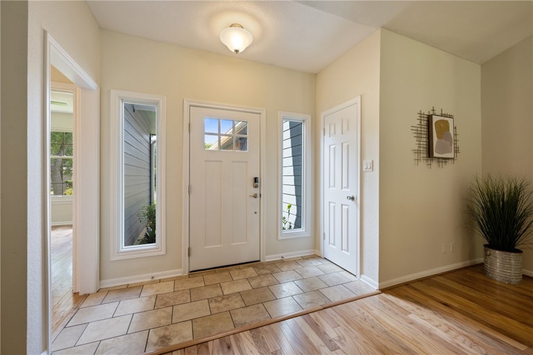Photo 5 of 18 - 8907 Chester Forest St, Austin, TX 78729