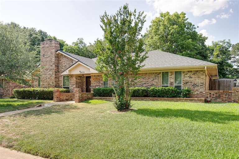 Photo 2 of 29 - 2609 Still Meadow Rd, Irving, TX 75060