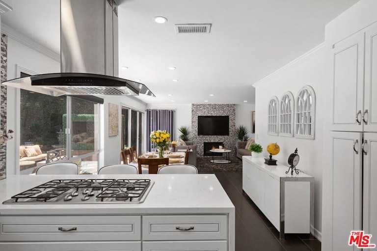 Photo 11 of 37 - 22334 Liberty Bell Rd, Calabasas, CA 91302