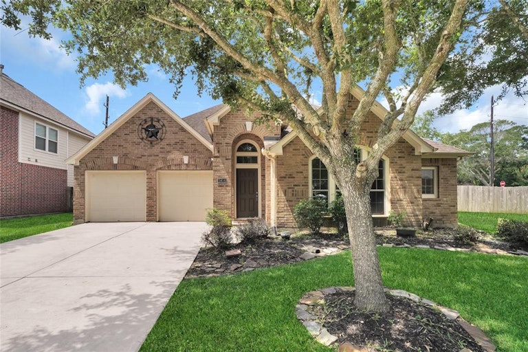 Photo 1 of 20 - 5414 Cunningham Ln, Rosenberg, TX 77471