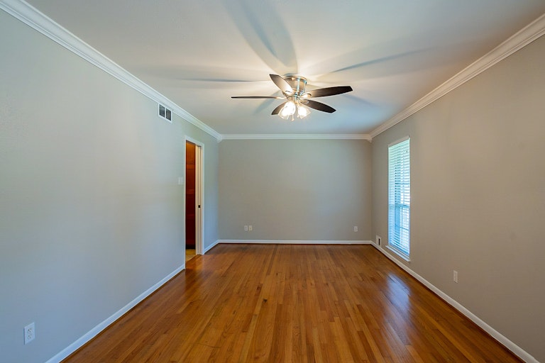 Photo 11 of 30 - 1022 Bardfield Ave, Garland, TX 75041