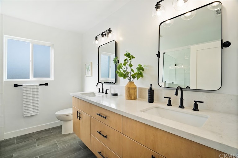 Photo 28 of 37 - 1166 E Claiborne Dr, Long Beach, CA 90807
