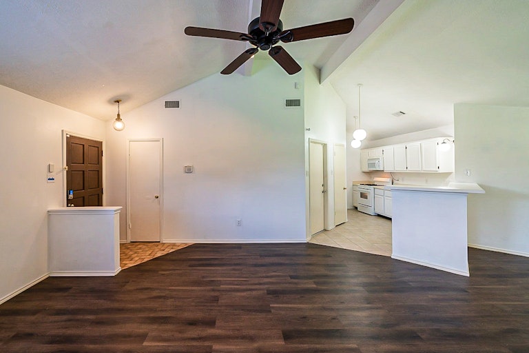 Photo 12 of 28 - 26 Parkbriar Cir, Baytown, TX 77521