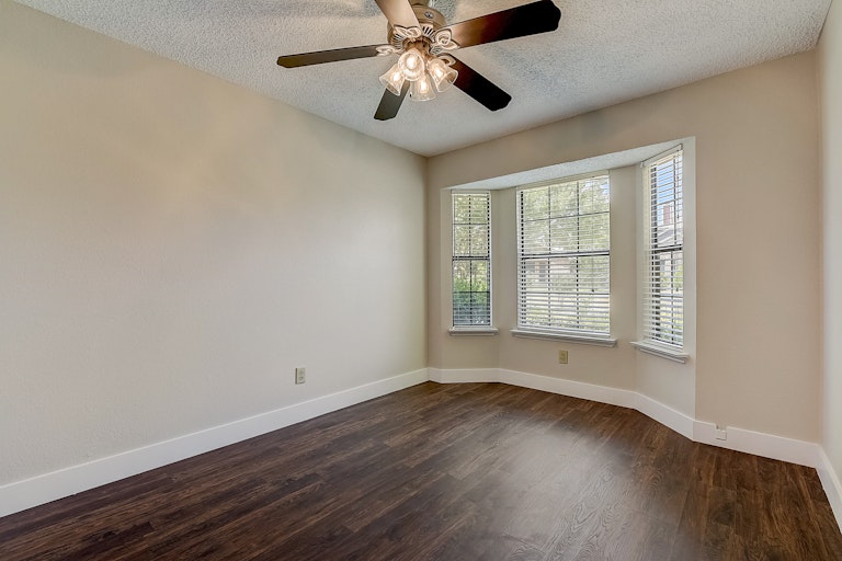 Photo 12 of 30 - 1502 Windmill Ln, Mesquite, TX 75149