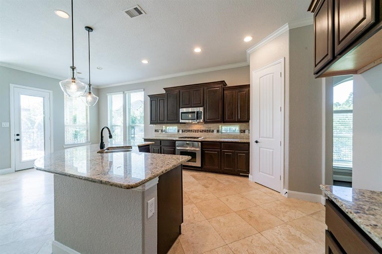 Photo 12 of 43 - 91 Hearthshire Cir, Magnolia, TX 77354
