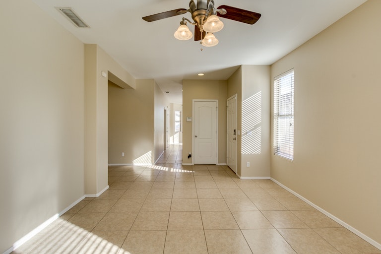 Photo 11 of 25 - 6609 W Lawrence Ln, Glendale, AZ 85302