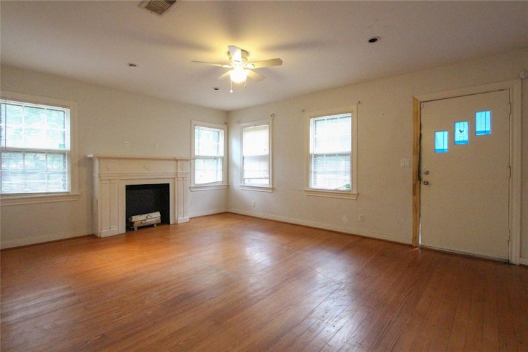 Photo 6 of 15 - 892 Mansfield St, Houston, TX 77091