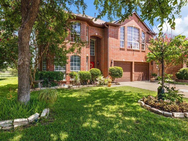 Photo 1 of 38 - 4133 Walnut Creek Ct, Fort Worth, TX 76137