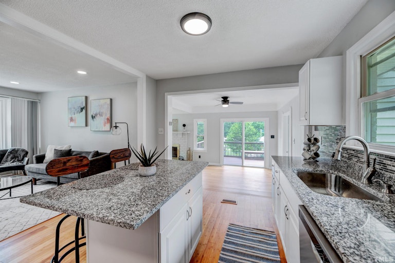 Photo 14 of 36 - 818 Shannon Dr, Chapel Hill, NC 27516