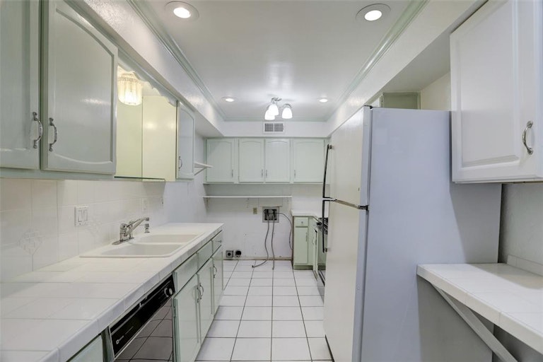 Photo 5 of 18 - 357 N Post Oak Ln #102, Houston, TX 77024