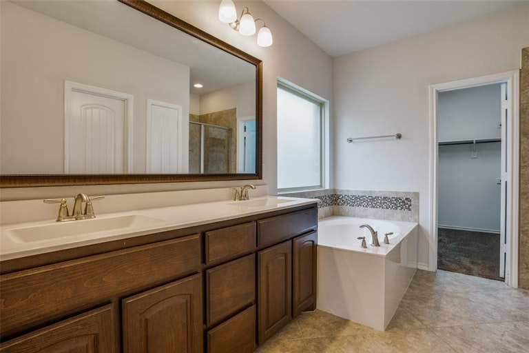 Photo 12 of 35 - 2832 Saddle Creek Dr, Fort Worth, TX 76177