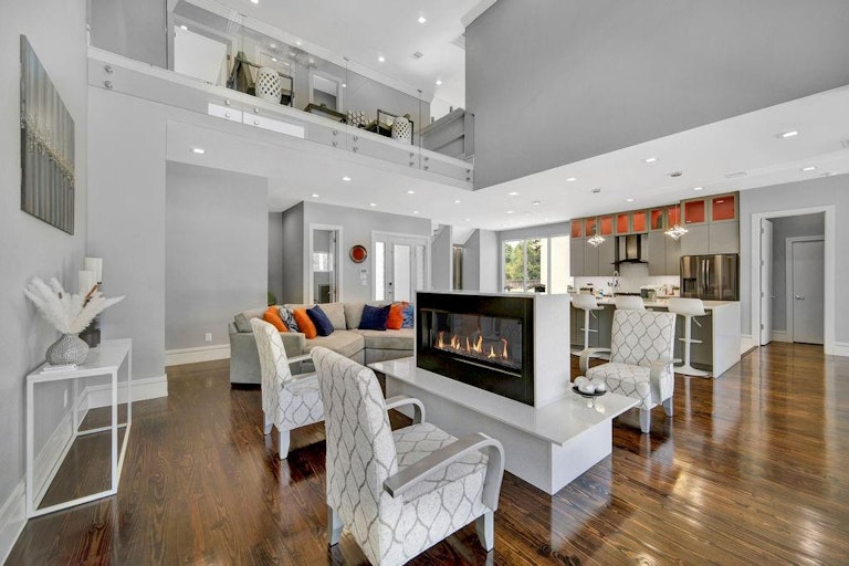 Photo 14 of 31 - 4806 Lynnacre Dr, Dallas, TX 75211