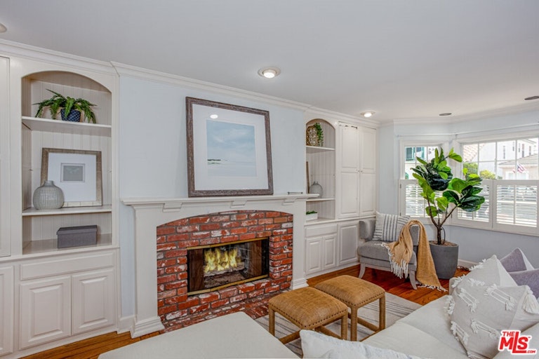 Photo 6 of 32 - 123 N Loreta Walk, Long Beach, CA 90803