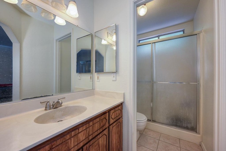Photo 24 of 37 - 660 Tailwind Dr, Sacramento, CA 95838