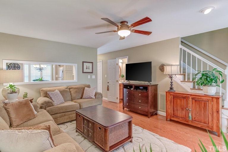 Photo 4 of 27 - 5628 Darrow Dr, Raleigh, NC 27612