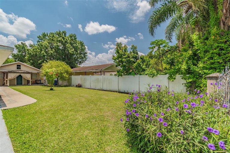 Photo 4 of 40 - 8107 N Lois Ave, Tampa, FL 33614