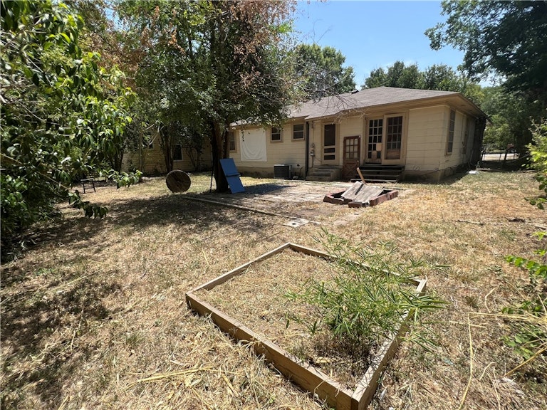 Photo 14 of 37 - 1800 Alguno Rd, Austin, TX 78757