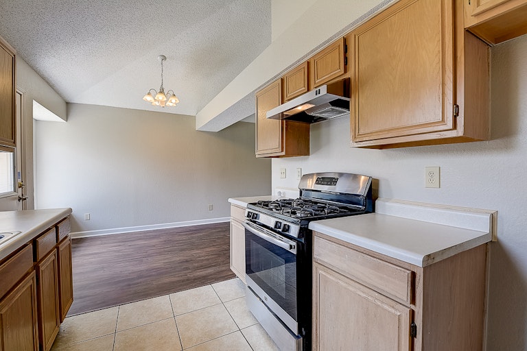 Photo 4 of 37 - 9032 Elbe Trl, Fort Worth, TX 76118