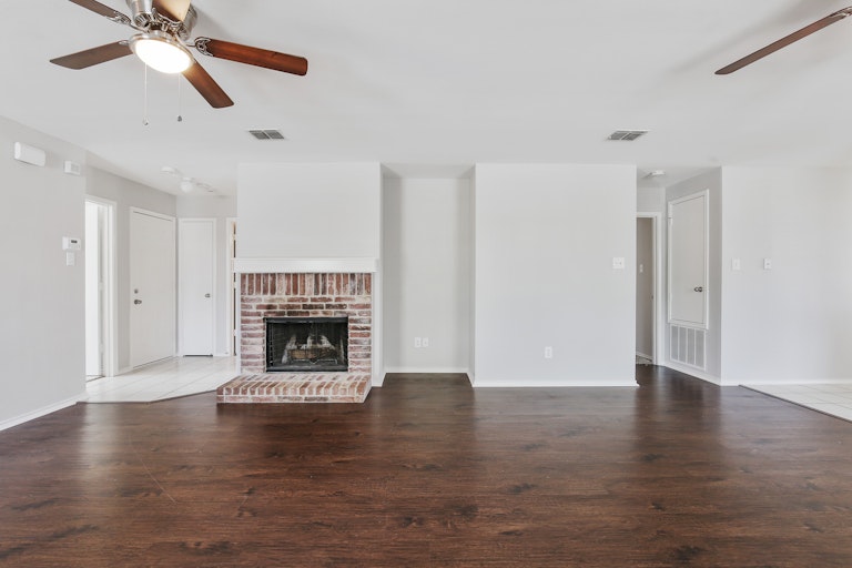 Photo 4 of 26 - 16728 Woodside Dr, Justin, TX 76247