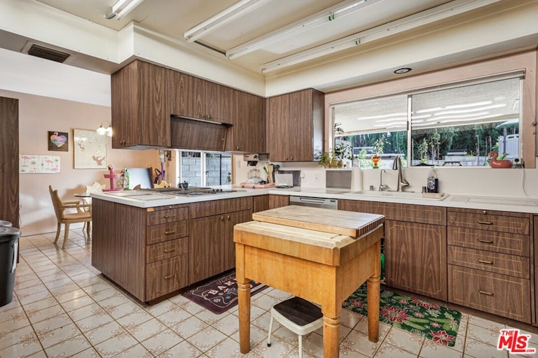 Photo 9 of 23 - 18116 Chardon Cir, Encino, CA 91316