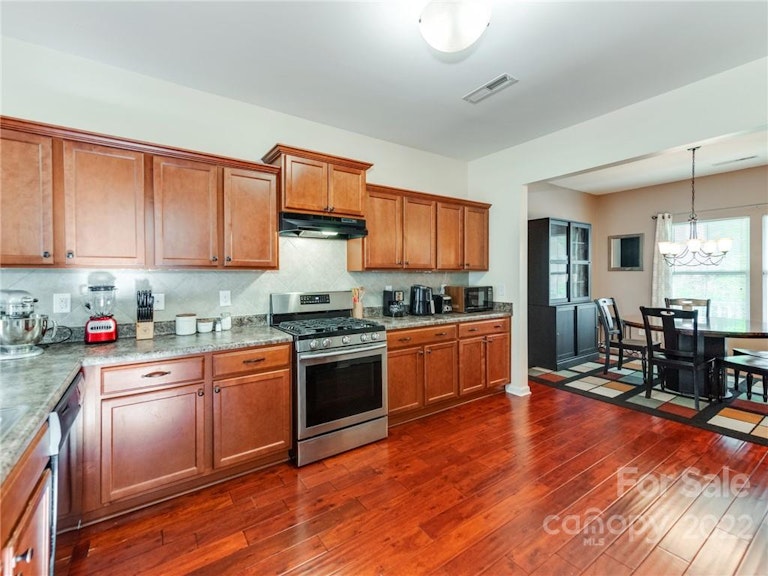 Photo 15 of 39 - 8112 Dumphries Dr, Huntersville, NC 28078