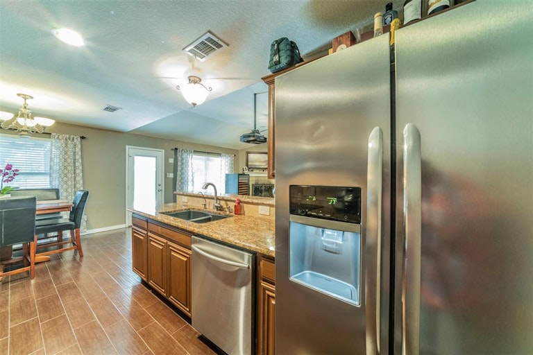 Photo 10 of 27 - 620 Sawyer Dr, Saginaw, TX 76179