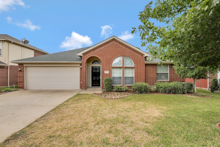 Photo 3 of 27 - 1803 Cancun Dr, Mansfield, TX 76063