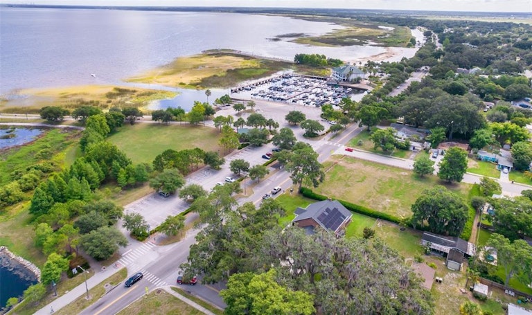 Photo 12 of 38 - 304 Kentucky Ave, Saint Cloud, FL 34769