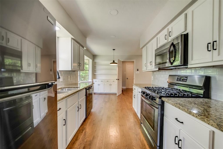 Photo 9 of 18 - 820 Ray Andra Dr, Desoto, TX 75115