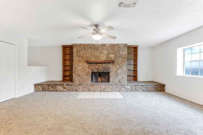 Photo 2 of 27 - 405 Rambling Ln, Euless, TX 76039