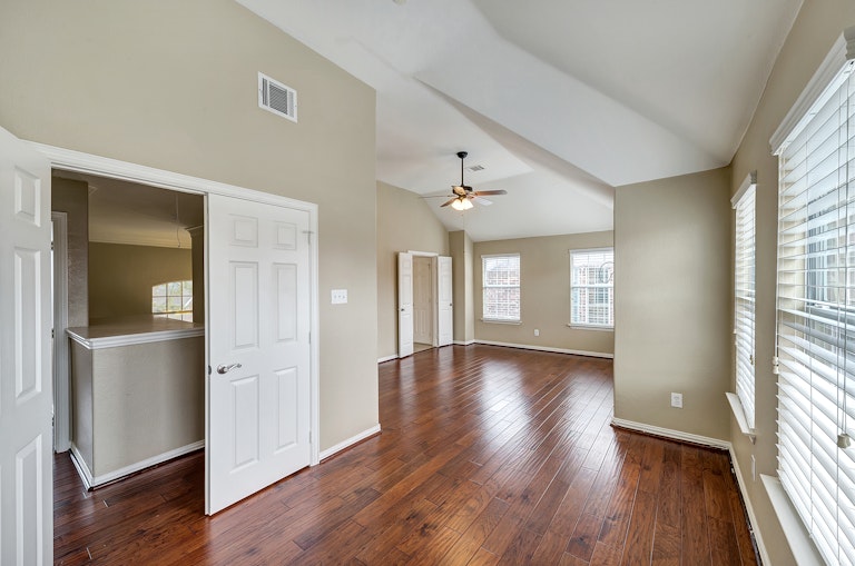 Photo 13 of 24 - 8711 Rugby Dr, Irving, TX 75063