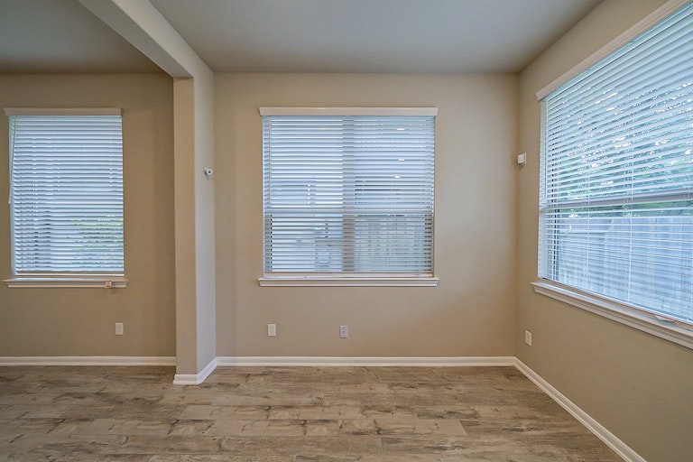 Photo 15 of 32 - 12426 Alora Bluff Trl, Humble, TX 77346