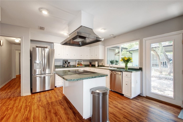 Photo 13 of 32 - 8510 Appalachian Dr, Austin, TX 78759