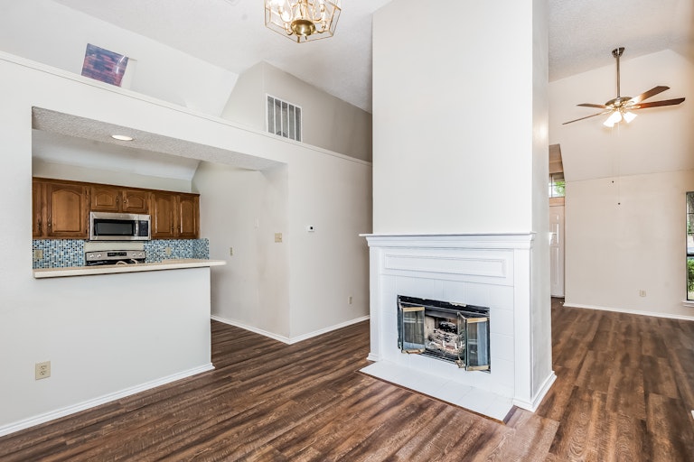 Photo 6 of 25 - 2253 Meadowstone Dr, Carrollton, TX 75006