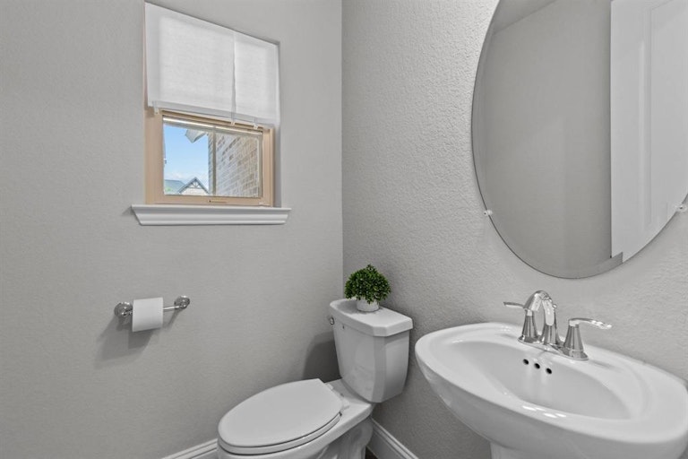 Photo 27 of 38 - 5922 Arcola Meadow Ct, Houston, TX 77059