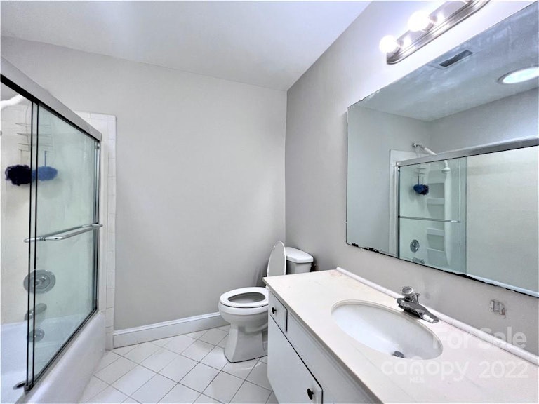 Photo 18 of 33 - 7427 Meadowdale Ln, Charlotte, NC 28212