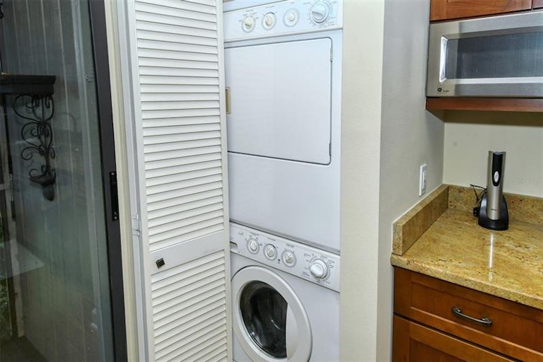 Photo 14 of 77 - 306 Pine Run Dr, Osprey, FL 34229