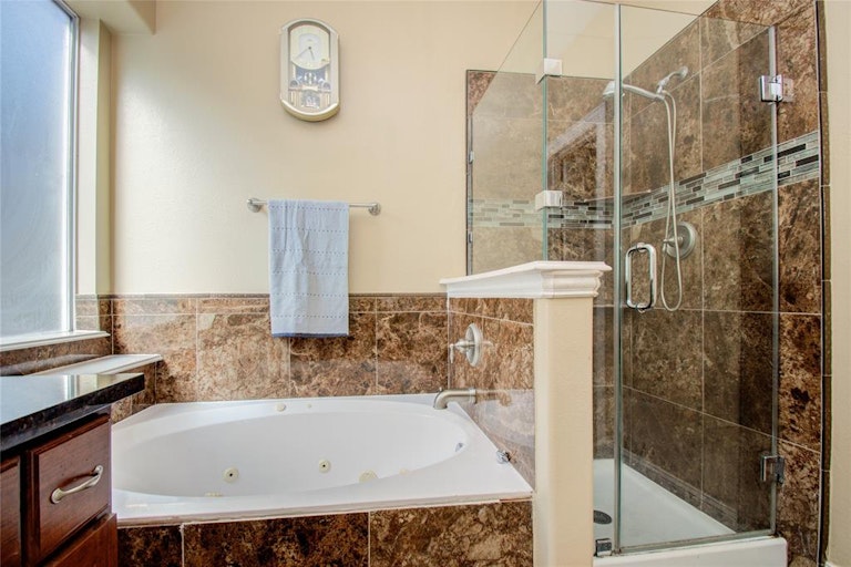 Photo 33 of 49 - 4476 Chestnut Cir, Friendswood, TX 77546