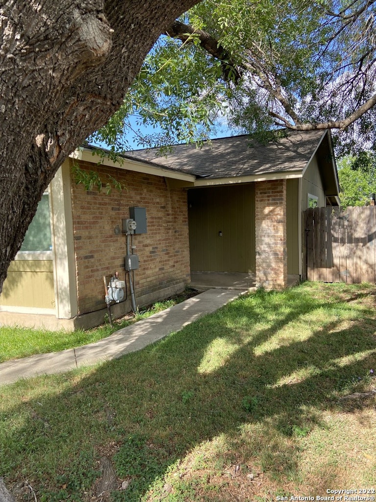 Photo 2 of 19 - 1230 Longmont St, San Antonio, TX 78245