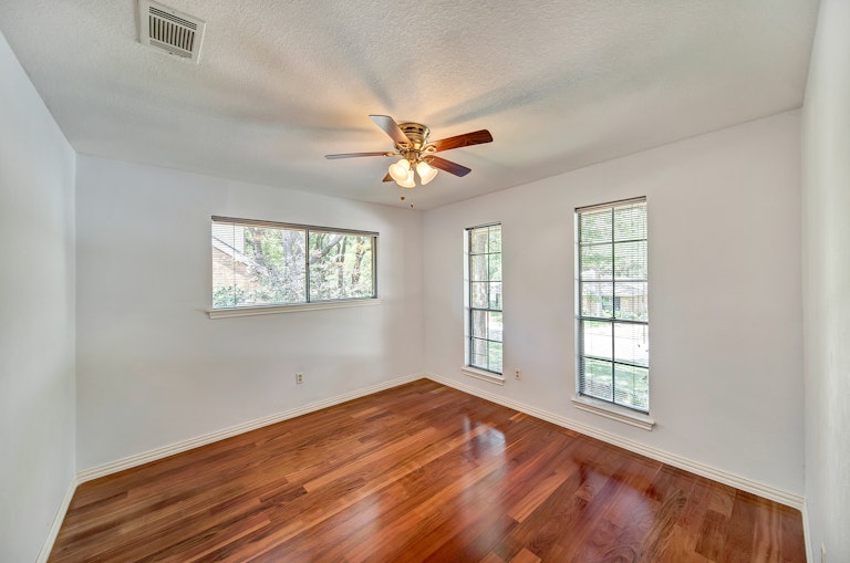 Photo 20 of 32 - 2233 Stafford Dr, Arlington, TX 76012