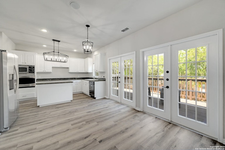 Photo 9 of 32 - 16218 Robinwood Ln, San Antonio, TX 78248
