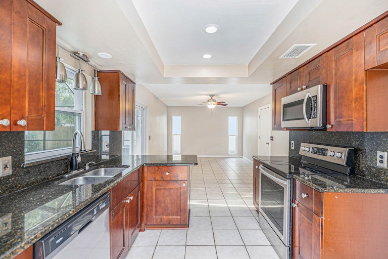 Photo 2 of 15 - 12171 77th St, Largo, FL 33773