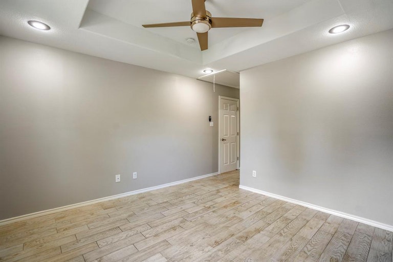 Photo 23 of 31 - 807 Dewalt St, Houston, TX 77088