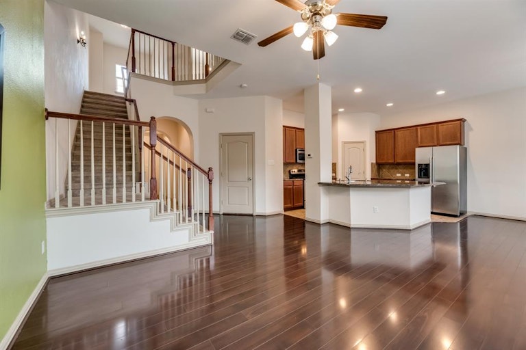 Photo 1 of 19 - 3824 Vienna St, Irving, TX 75038