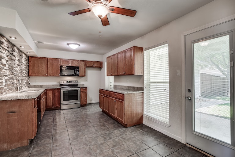 Photo 4 of 32 - 207 Cherrybark Dr, Coppell, TX 75019