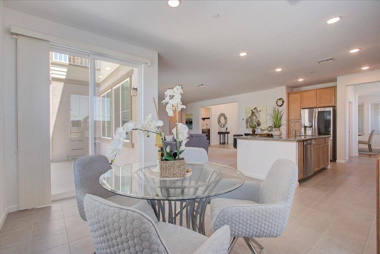 Photo 6 of 43 - 10082 Mud Hen Way, Elk Grove, CA 95757