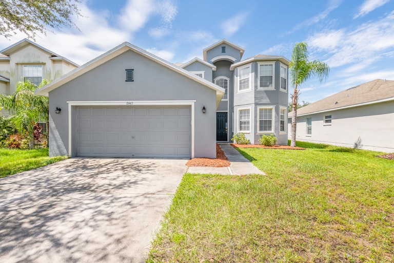 Photo 1 of 17 - 8443 Carriage Pointe Dr, Gibsonton, FL 33534