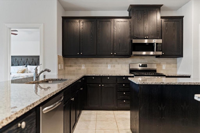 Photo 3 of 27 - 1504 Summit View Ln, Aubrey, TX 76227