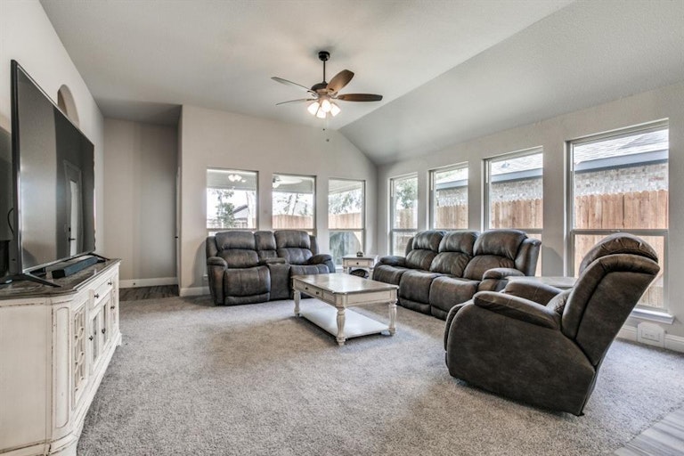 Photo 11 of 25 - 547 Svenson Ln, Lavon, TX 75166