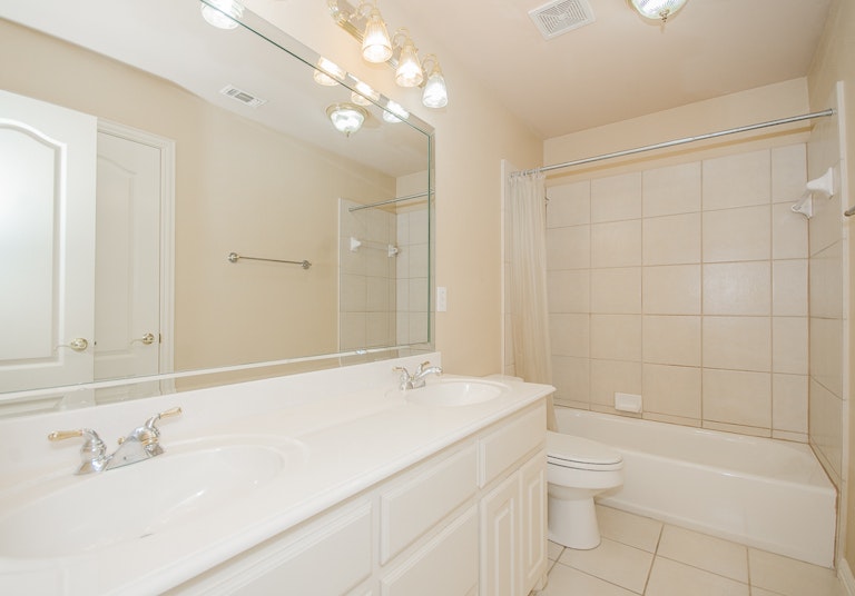 Photo 34 of 38 - 1320 Rusticwood Dr, Desoto, TX 75115